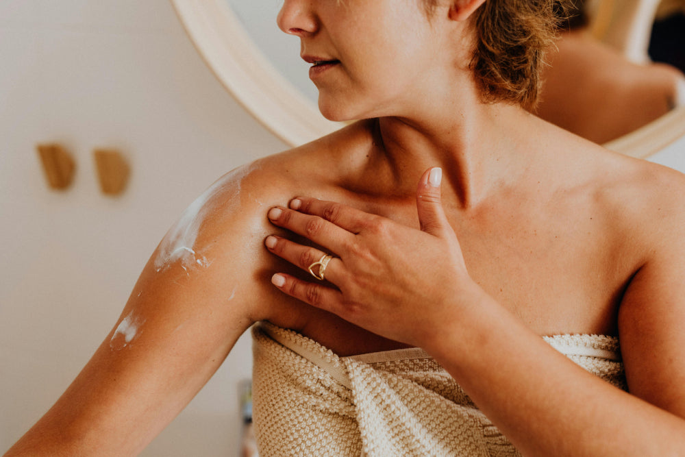 Frau pflegt ihr Haut mit Körperlotion